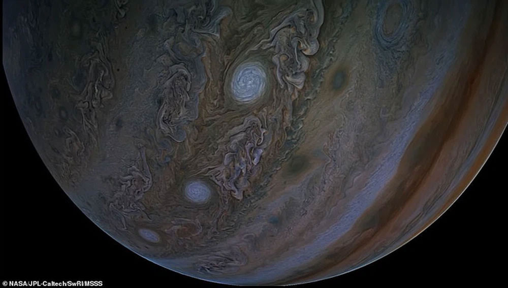 1648892471882056953.jpg stunning-photos-of-the-largest-moon-in-the-solar-system-picture-7-wKmMt0BV9.jpg