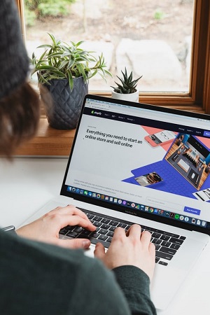 Shopify 如何将产品添加到页面