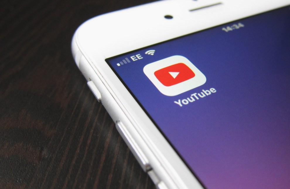 如何在 iPhone 和 Android 上关闭屏幕收听 YouTube